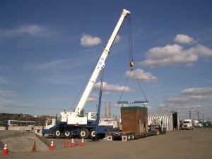 crane ready to lift piece off of flat rack